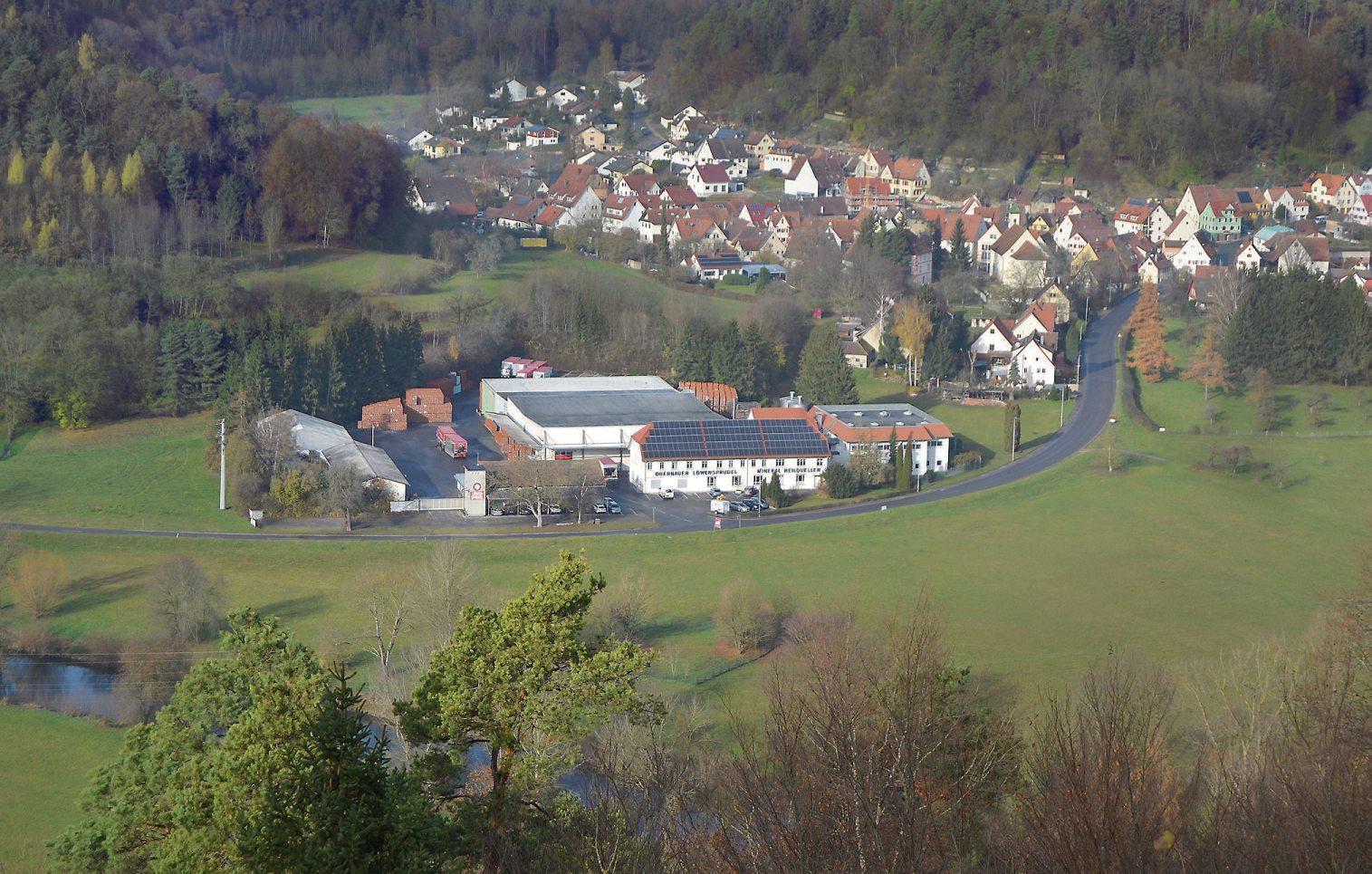 Das Firmengelände der Mineralheilquellen Löwen-Sprudel GmbH & Co. KG fügt sich harmonisch ins Neckartal ein. Privatbilder