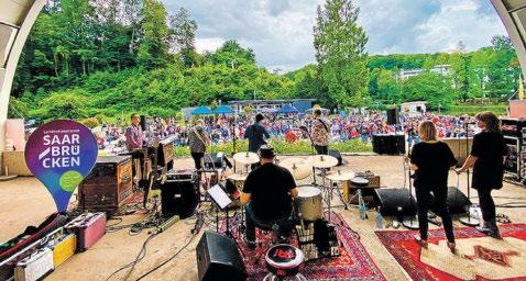 Die beliebte Konzertreihe „Die Muschel rockt“ legt 2021 mit zahlreichen attraktiven Bands nach, hier mit „Slowhand“. Foto: Landeshauptstadt Saarbrücken Die beliebte Konzertreihe „Die Muschel rockt“ legt 2021 mit zahlreichen attraktiven Bands nach, hier mit „Slowhand“. Foto: Landeshauptstadt Saarbrücken