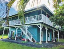 Das mintgrüne Haus hat eine typisch hawaiianische Lanai (Veranda), die zum chillen einlädt