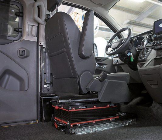 Der Ford Tourneo Custombietet neben einem alternativen Antrieb zudem einen komfortablen Innenraum. Über den Kassettenlift geht es mit dem Rollstuhl direkt vors Lenkrad, oderwie hier mit Umsetzen und über die Transferkonsole. Bild: Paravan Der Ford Tourneo Custombietet neben einem alternativen Antrieb zudem einen komfortablen Innenraum. Über den Kassettenlift geht es mit dem Rollstuhl direkt vors Lenkrad, oderwie hier mit Umsetzen und über die Transferkonsole. Bild: Paravan