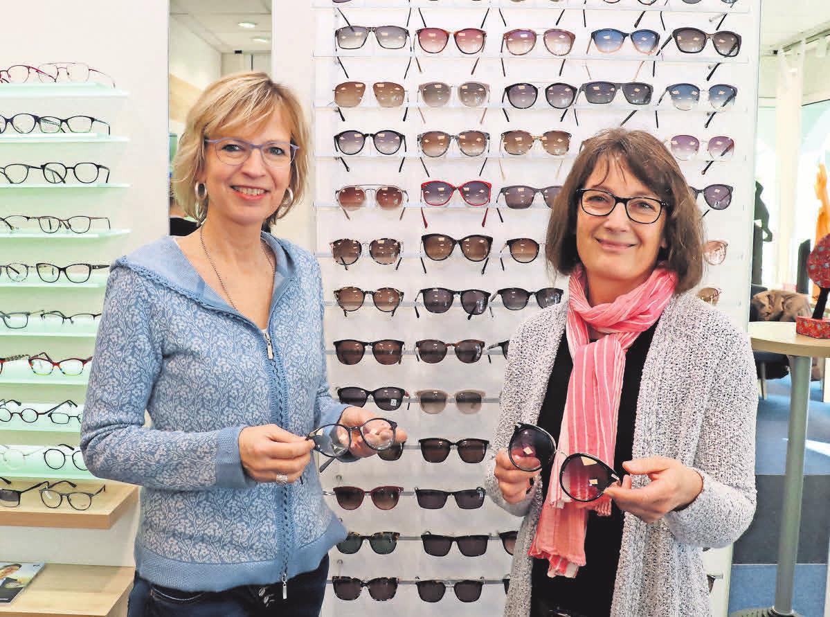Margret Gödeke (links) und Kathrin Bothe zeigen Beispiele der Brillenmodelle, die im Rahmen der Sonnenschutz- und Gleichtsichtbrillen-Aktion angeboten werden. Margret Gödeke (links) und Kathrin Bothe zeigen Beispiele der Brillenmodelle, die im Rahmen der Sonnenschutz- und Gleichtsichtbrillen-Aktion angeboten werden.