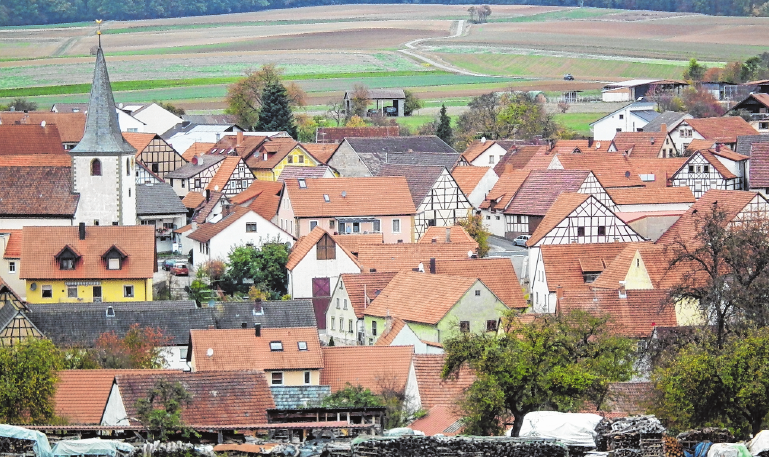 In den vergangenen drei Jahrzehnten hat sich durch die Dorferneuerung das Erscheinungsbild des Riedbacher Ortsteiles zum Positiven entwickelt. FOTO: ULRICH KIND In den vergangenen drei Jahrzehnten hat sich durch die Dorferneuerung das Erscheinungsbild des Riedbacher Ortsteiles zum Positiven entwickelt. FOTO: ULRICH KIND