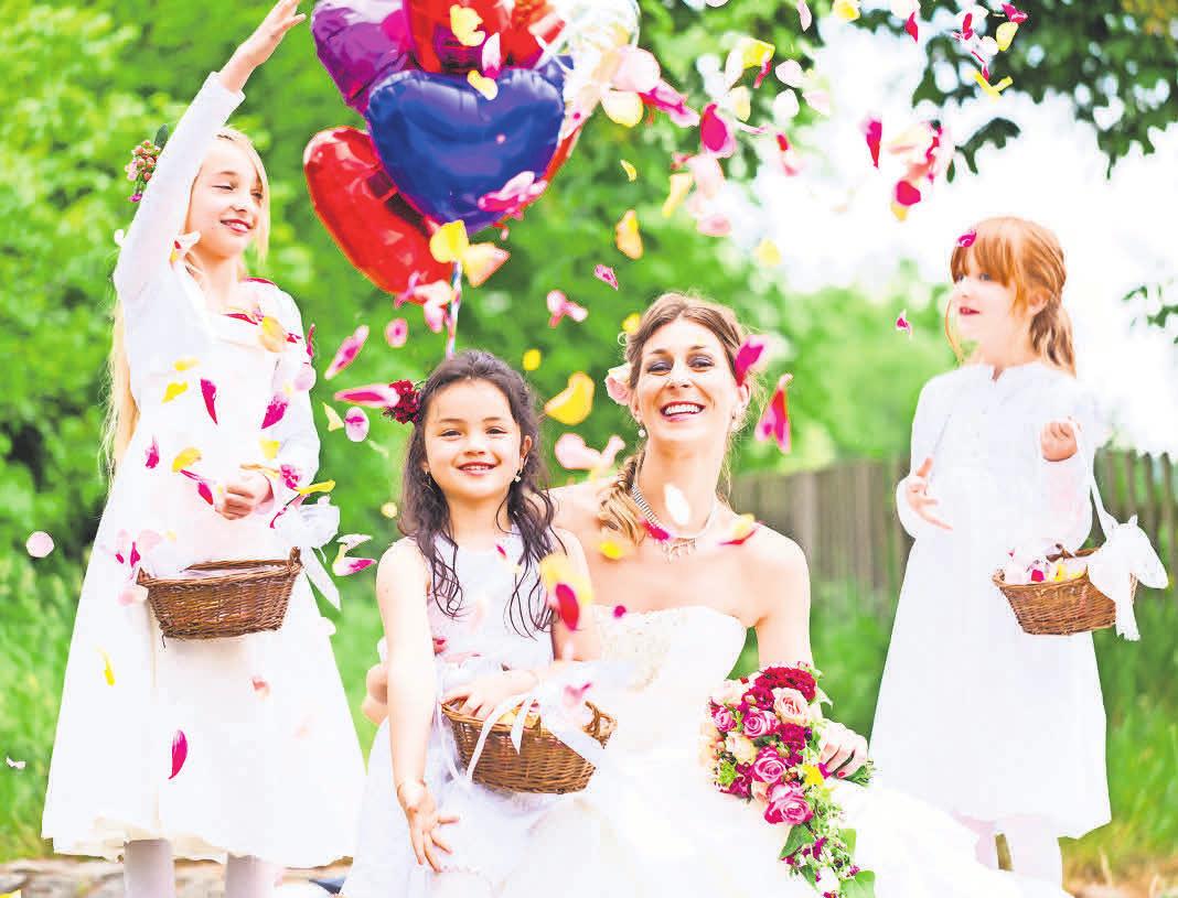 Kinder lieben es, wenn sie ins Hochzeitsprogramm einbezogen werden, zum Beispiel als Blumenkinder. FOTO: ADOBE STOCK/KZENON Kinder lieben es, wenn sie ins Hochzeitsprogramm einbezogen werden, zum Beispiel als Blumenkinder. FOTO: ADOBE STOCK/KZENON