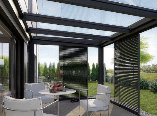 Die Glas-Schiebe-Stapelwand lässt sich optimal mit einem schiebbaren Beschattungssystem kombinieren. Bilder: HLC/Sunparadise