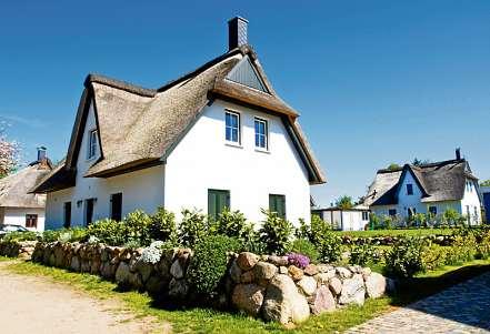 Sandstrände, Steilküsten und Salzwiesen: Auf der idyllischen Insel Poel gibt es sie noch: Ferienimmobilien zu erschwinglichen Preisen. FOTO: BILDAGENTUR-ONLINE/MCPHOTO-KERPA/PICTURE ALLIANCE Sandstrände, Steilküsten und Salzwiesen: Auf der idyllischen Insel Poel gibt es sie noch: Ferienimmobilien zu erschwinglichen Preisen. FOTO: BILDAGENTUR-ONLINE/MCPHOTO-KERPA/PICTURE ALLIANCE