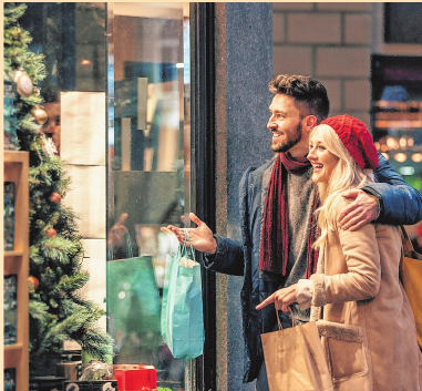Ein Einkaufsbummel durch die Stadt macht Spaß – besonders jetzt in der Vorweihnachtszeit. FOTO: GETTY IMAGES Ein Einkaufsbummel durch die Stadt macht Spaß – besonders jetzt in der Vorweihnachtszeit. FOTO: GETTY IMAGES
