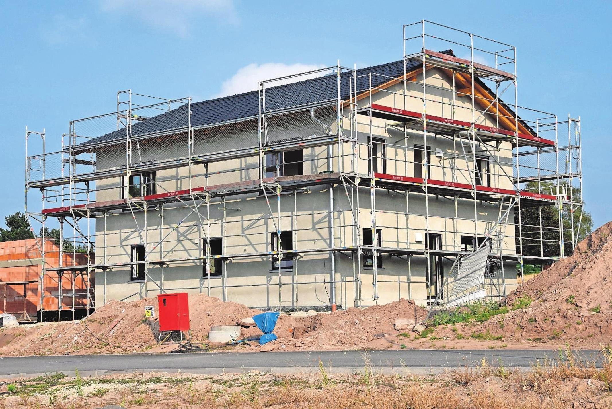 Im neu erschlossenen Baugebiet Weidhausen errichtet Kröckel-Bau das individuell geplante Einfamilienhaus einer jungen Familie. Foto: Hesch Im neu erschlossenen Baugebiet Weidhausen errichtet Kröckel-Bau das individuell geplante Einfamilienhaus einer jungen Familie. Foto: Hesch