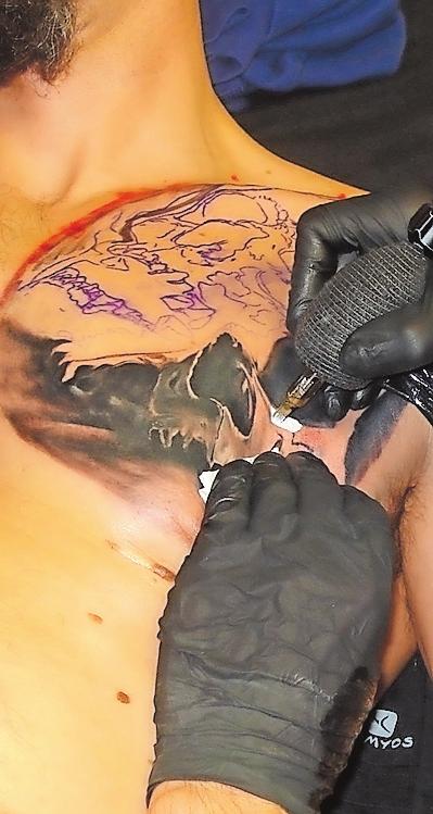 Ein Tattoo entsteht: Eine Sitzung dauert mindestens acht Stunden. FOTO: KÖHLER Ein Tattoo entsteht: Eine Sitzung dauert mindestens acht Stunden. FOTO: KÖHLER