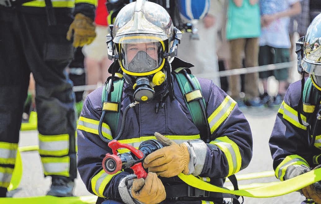 Die Brandbekämpfung ist ein Auifgabenbereich der Feuerwehr. Die Brandbekämpfung ist ein Auifgabenbereich der Feuerwehr.