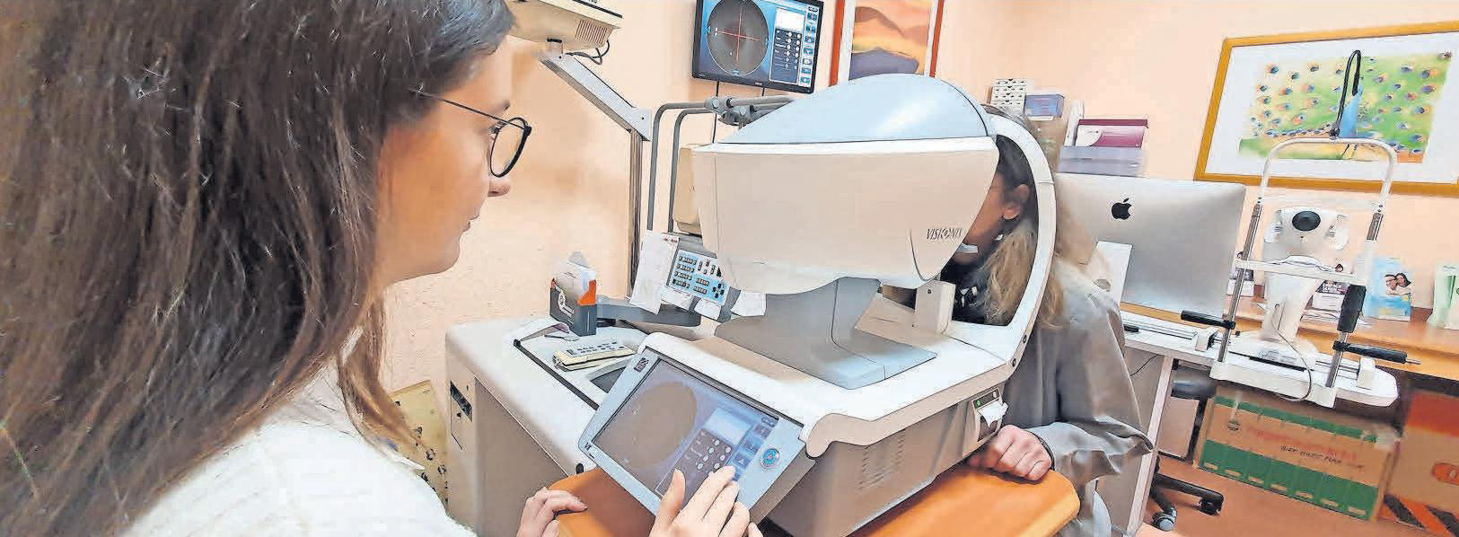 Schnell, gründlich und schmerzfrei: Anne Werkmeister von Altekruse Augenoptik analysiert die Sehstärke mit dem VX 120. Schnell, gründlich und schmerzfrei: Anne Werkmeister von Altekruse Augenoptik analysiert die Sehstärke mit dem VX 120.