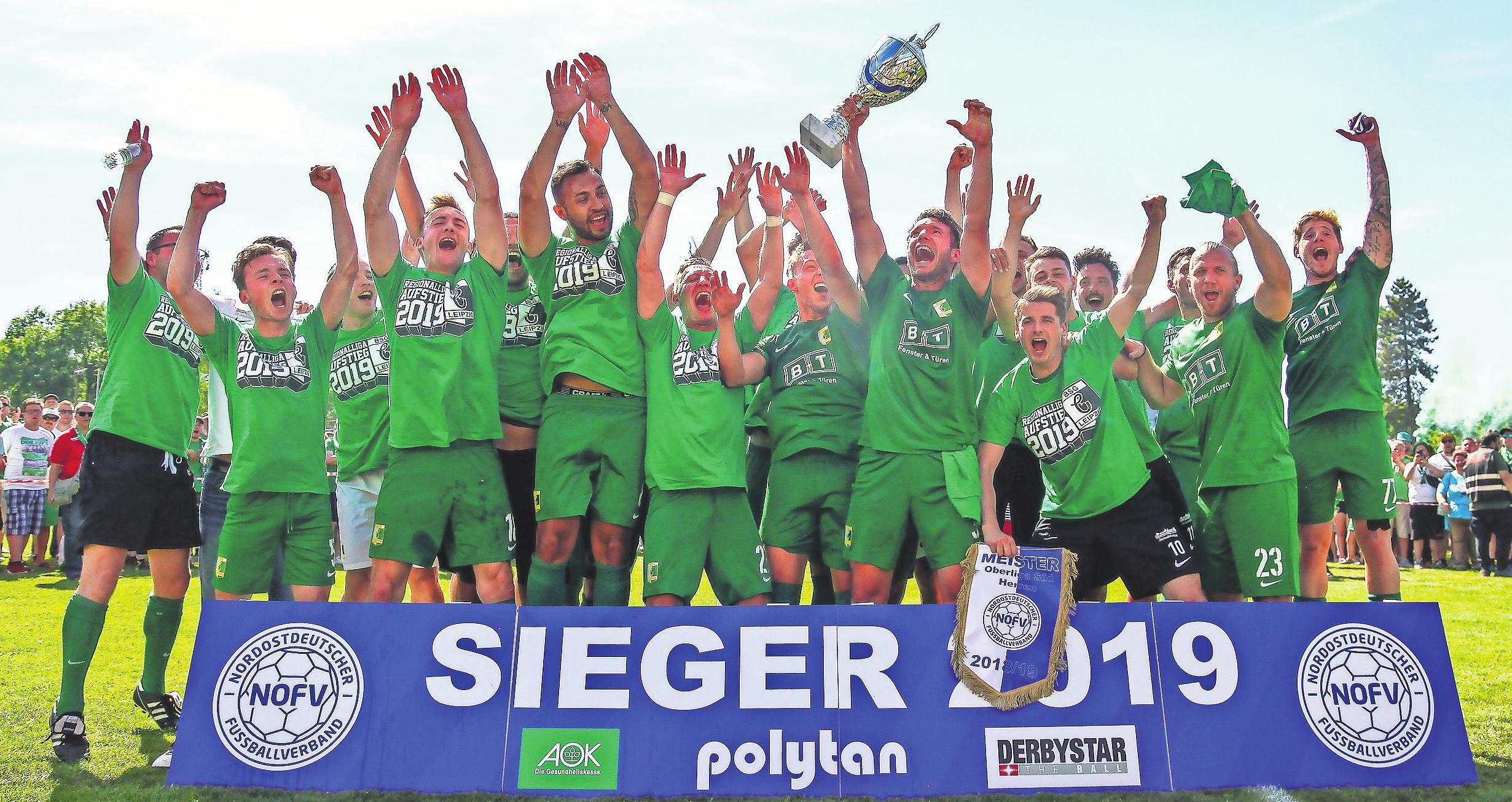 Und dann kannte der Jubel keine Grenzen mehr: Nach dem 2:1-Sieg über den FC Eilenburg herrschte im heimischen Alfred-Kunze-Sportpark die pure Freude bei Spielern und Fans. Fotos: Christian Donner/BSG Chemie Und dann kannte der Jubel keine Grenzen mehr: Nach dem 2:1-Sieg über den FC Eilenburg herrschte im heimischen Alfred-Kunze-Sportpark die pure Freude bei Spielern und Fans. Fotos: Christian Donner/BSG Chemie