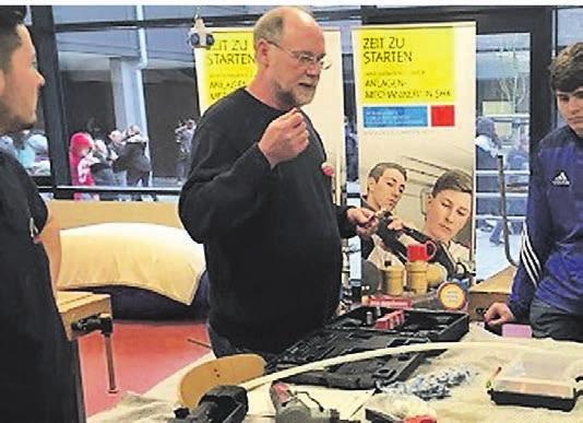 Mit der Aktion „Schulbank trifft Werkbank“ wirbt die Kreishandwerkerschaft um Nachwuchs in den Schulen. Hier Hans-Ulrich Vaupel, Obermeister der Sanitär- und Heizungs-Innung im Gespräch mit Schülern Mit der Aktion „Schulbank trifft Werkbank“ wirbt die Kreishandwerkerschaft um Nachwuchs in den Schulen. Hier Hans-Ulrich Vaupel, Obermeister der Sanitär- und Heizungs-Innung im Gespräch mit Schülern