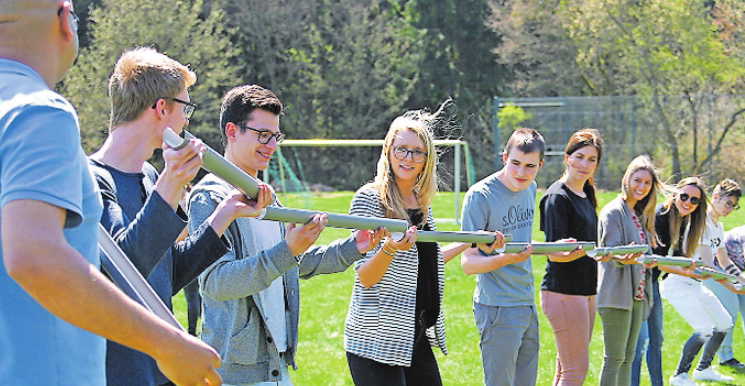 Gemeinsam arbeiten Hand in Hand: Teambildung bei einem Besuch der dualen Studenten in der Edelsteinklinik. FOTO: FREI Gemeinsam arbeiten Hand in Hand: Teambildung bei einem Besuch der dualen Studenten in der Edelsteinklinik. FOTO: FREI