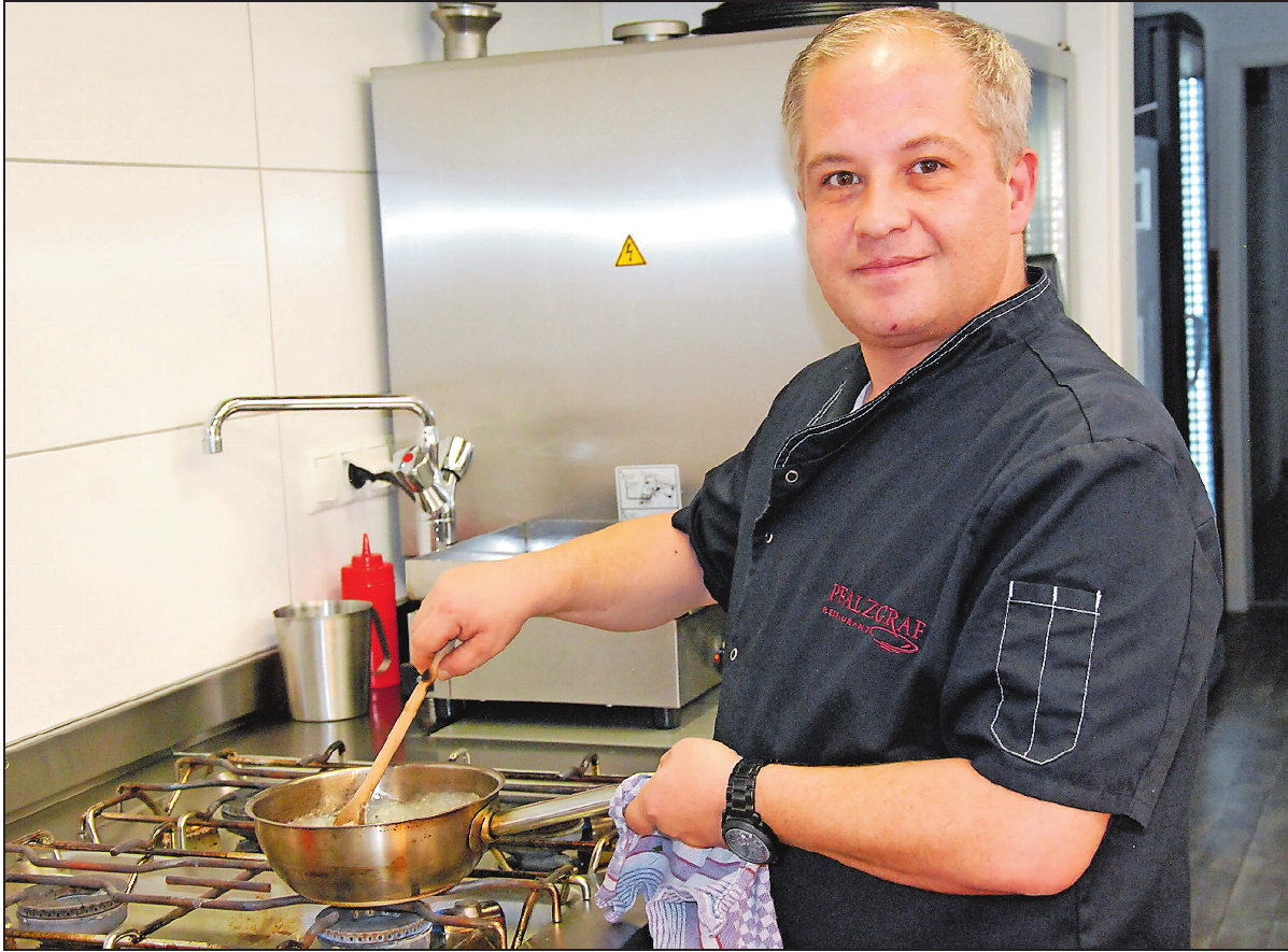 Kocht mit Produkten aus der Region: Fabio Mazza ist im Pfalzgraf in seinem Element. FOTO: NEUMANN Kocht mit Produkten aus der Region: Fabio Mazza ist im Pfalzgraf in seinem Element. FOTO: NEUMANN