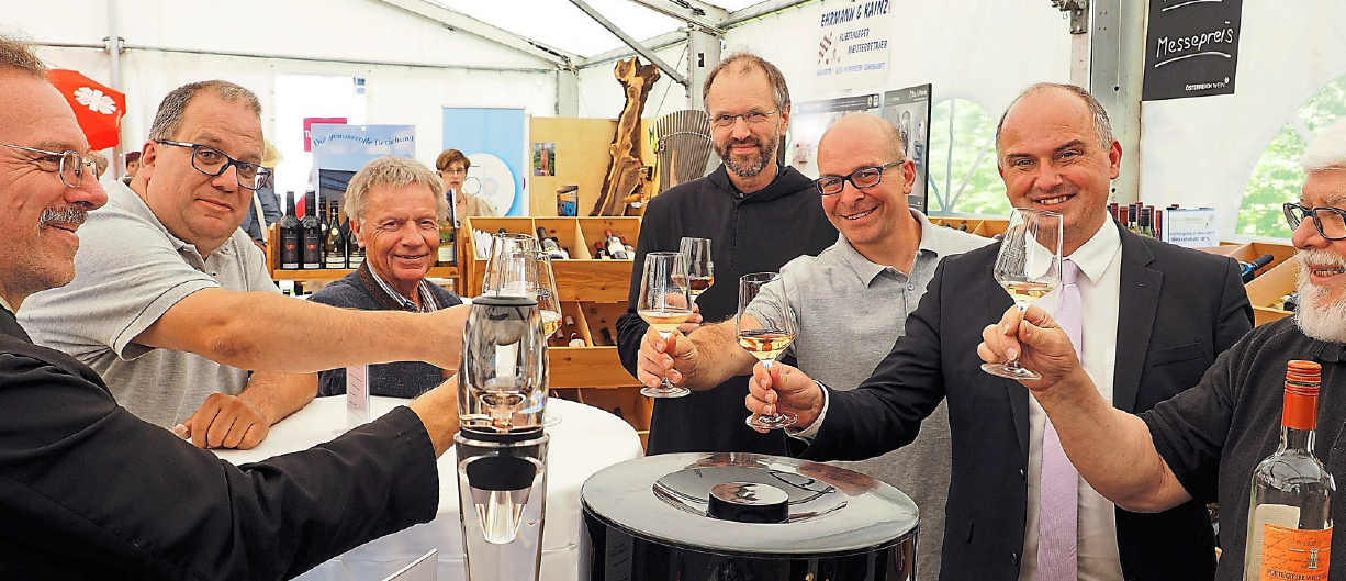 Auf gutes Gelingen! Vor zwei Jahren stießen dazu an: (v. l.) Matthäus Beczkowiak, 1. Vorsitzender des Gewerbevereins Scheyern Mike Jäger, Ehrenvorsitzender des Wirtschaftsbeirates Bernd Huber, Benedikt Friedrich, 2. Vorsitzender des Gewerbevereins Scheyern Wolfgang Inderwies, 1. Bürgermeister Manfred Sterz und Weinmissionar Richard Laux. Foto: oh Auf gutes Gelingen! Vor zwei Jahren stießen dazu an: (v. l.) Matthäus Beczkowiak, 1. Vorsitzender des Gewerbevereins Scheyern Mike Jäger, Ehrenvorsitzender des Wirtschaftsbeirates Bernd Huber, Benedikt Friedrich, 2. Vorsitzender des Gewerbevereins Scheyern Wolfgang Inderwies, 1. Bürgermeister Manfred Sterz und Weinmissionar Richard Laux. Foto: oh