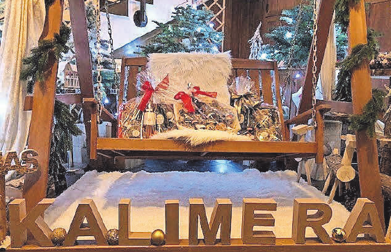 Das Team vom Restaurant Kalimera sorgt mit Präsentkörben, die griechische Spezialitäten beinhalten, für mediterranes Flair unterm Tannenbaum. Das Team vom Restaurant Kalimera sorgt mit Präsentkörben, die griechische Spezialitäten beinhalten, für mediterranes Flair unterm Tannenbaum.
