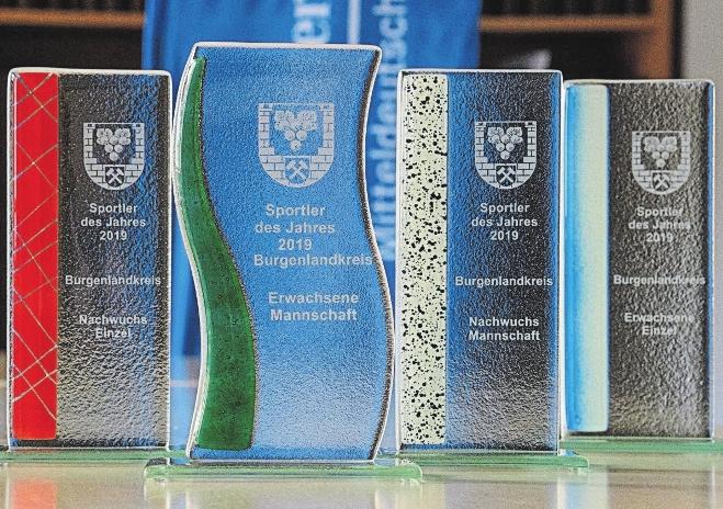 Um diese Siegerpokale geht es bei der „Sportlerwahl 2019 im Burgenlandkreis“, die heute mit dieser Beilage offiziell gestartet wird. FOTO: TORSTEN BIEL Um diese Siegerpokale geht es bei der „Sportlerwahl 2019 im Burgenlandkreis“, die heute mit dieser Beilage offiziell gestartet wird. FOTO: TORSTEN BIEL