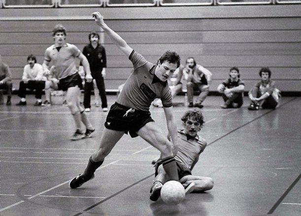 Premierensieger: der TSV Pliezhausen I mit dem grätschenden Kurt Jaissle, Vater des ehemaligen Bundesliga-Spielers Matthias Jaissle (TSG Hoffenheim), im Endspiel 1984 gegen die Pliezhausener zweite Mannschaft. Archivbild: Klaus Franke Premierensieger: der TSV Pliezhausen I mit dem grätschenden Kurt Jaissle, Vater des ehemaligen Bundesliga-Spielers Matthias Jaissle (TSG Hoffenheim), im Endspiel 1984 gegen die Pliezhausener zweite Mannschaft. Archivbild: Klaus Franke