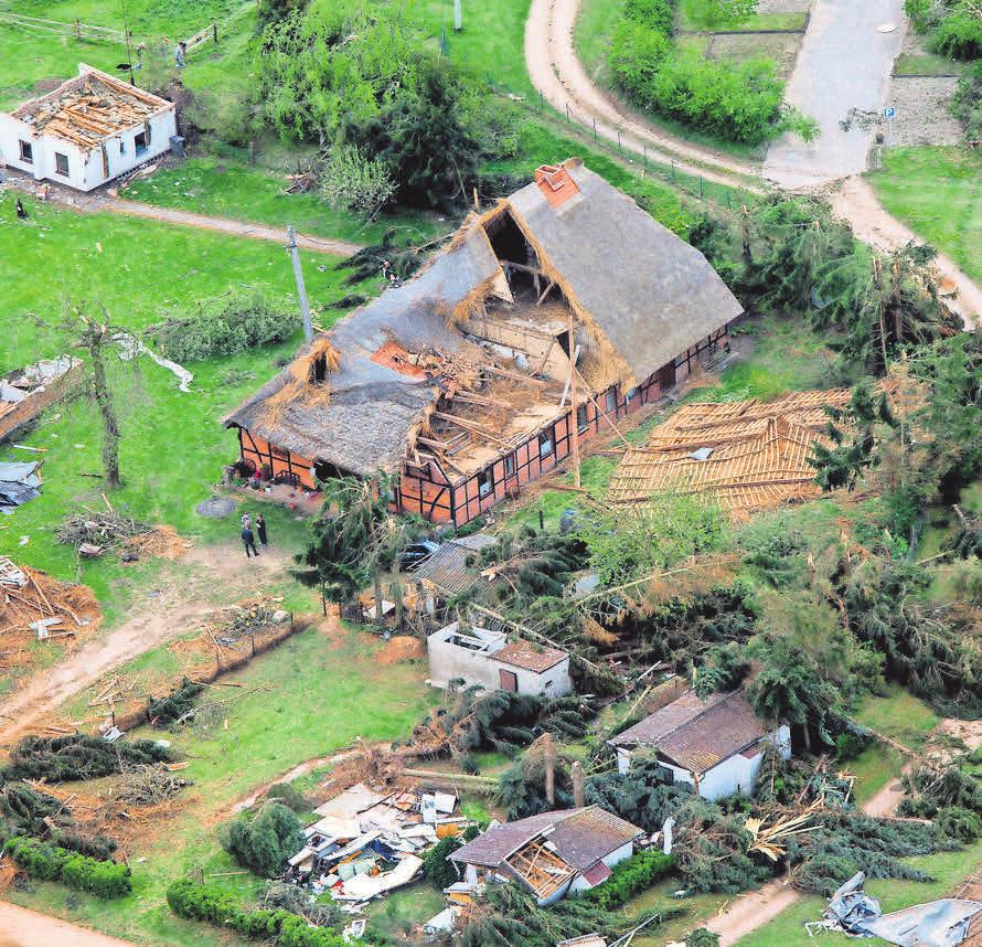 Der Tornado in der Region Bützow hatte am 5. Mai auch dieses reetgedeckte Bauernhaus in Rühn fast vollständig zerstört. FOTO: JENS BÜTTNER/DPA Der Tornado in der Region Bützow hatte am 5. Mai auch dieses reetgedeckte Bauernhaus in Rühn fast vollständig zerstört. FOTO: JENS BÜTTNER/DPA