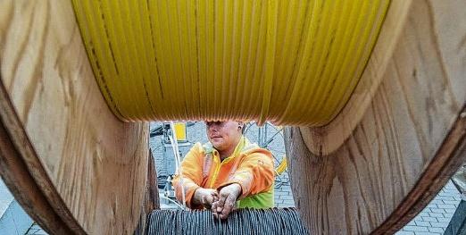 Auch der Burgenlandkreis setzt auf Digitalisierung und den Ausbau des Breitbandnetzes für schnelles Internet. FOTO: DPA Auch der Burgenlandkreis setzt auf Digitalisierung und den Ausbau des Breitbandnetzes für schnelles Internet. FOTO: DPA
