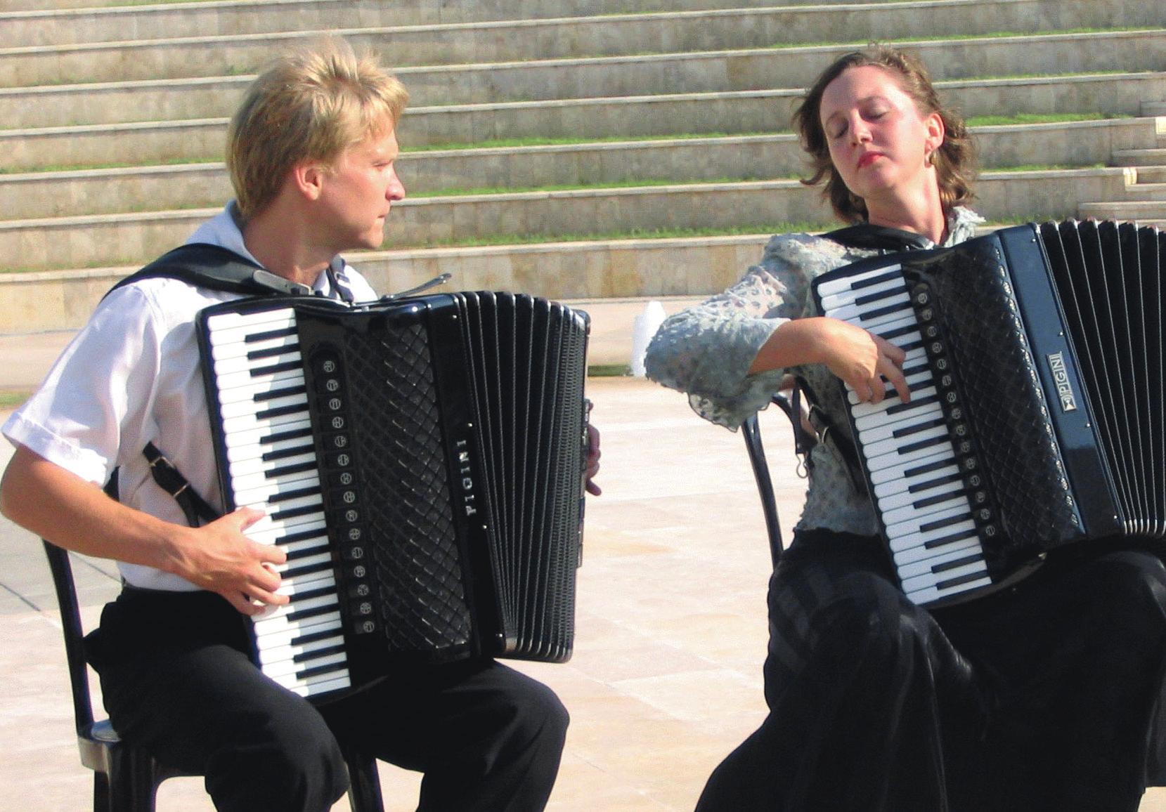 Akkordeonkonzert der Extraklasse: Das preisgekrönte Duo Kratschkowski spielt am 7. November in der St.-Viti-Kirche. Foto: Duo Kratschkowski Akkordeonkonzert der Extraklasse: Das preisgekrönte Duo Kratschkowski spielt am 7. November in der St.-Viti-Kirche. Foto: Duo Kratschkowski
