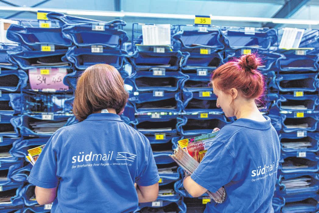 Am Ausgang der Halle verteilen Mitarbeiterinnen die Sendungen in die Taschen für die Zusteller. Am Ausgang der Halle verteilen Mitarbeiterinnen die Sendungen in die Taschen für die Zusteller.