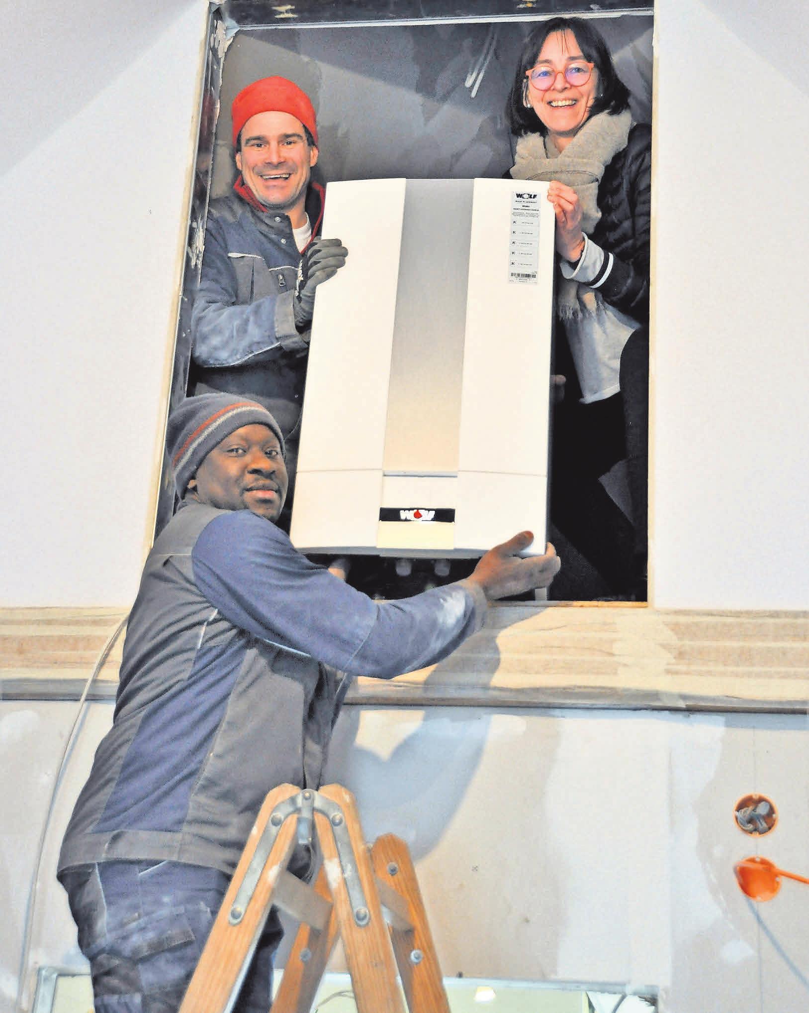 Astrid Dodenhoff packt tatkräftig mit an, als Volker Hielscher (oben) und Alain Idado die neue Heizung auf den Dachboden heben. Aktuell sind die Mitarbeiter der Firma Heitmüller dabei, diverse Heizungsrohre im alten Feuerwehrgerätehaus zu verlegen. Astrid Dodenhoff packt tatkräftig mit an, als Volker Hielscher (oben) und Alain Idado die neue Heizung auf den Dachboden heben. Aktuell sind die Mitarbeiter der Firma Heitmüller dabei, diverse Heizungsrohre im alten Feuerwehrgerätehaus zu verlegen.
