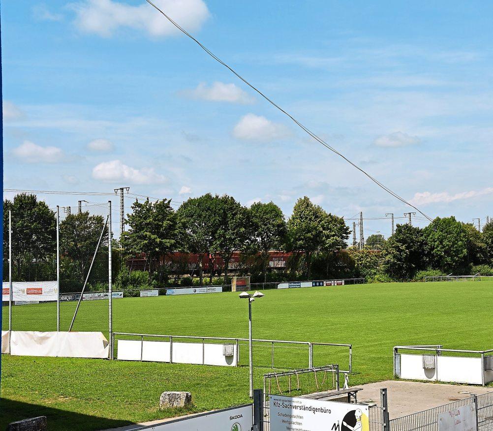 Das Fußballgelände des ESV liegt passenderweise direkt am Schienenweg. Ringsee verdankt seine Existenz der Eisenbahn; eine historische Lok steht am Hauptbahnhof. Fotos: Bartenschlager Das Fußballgelände des ESV liegt passenderweise direkt am Schienenweg. Ringsee verdankt seine Existenz der Eisenbahn; eine historische Lok steht am Hauptbahnhof. Fotos: Bartenschlager