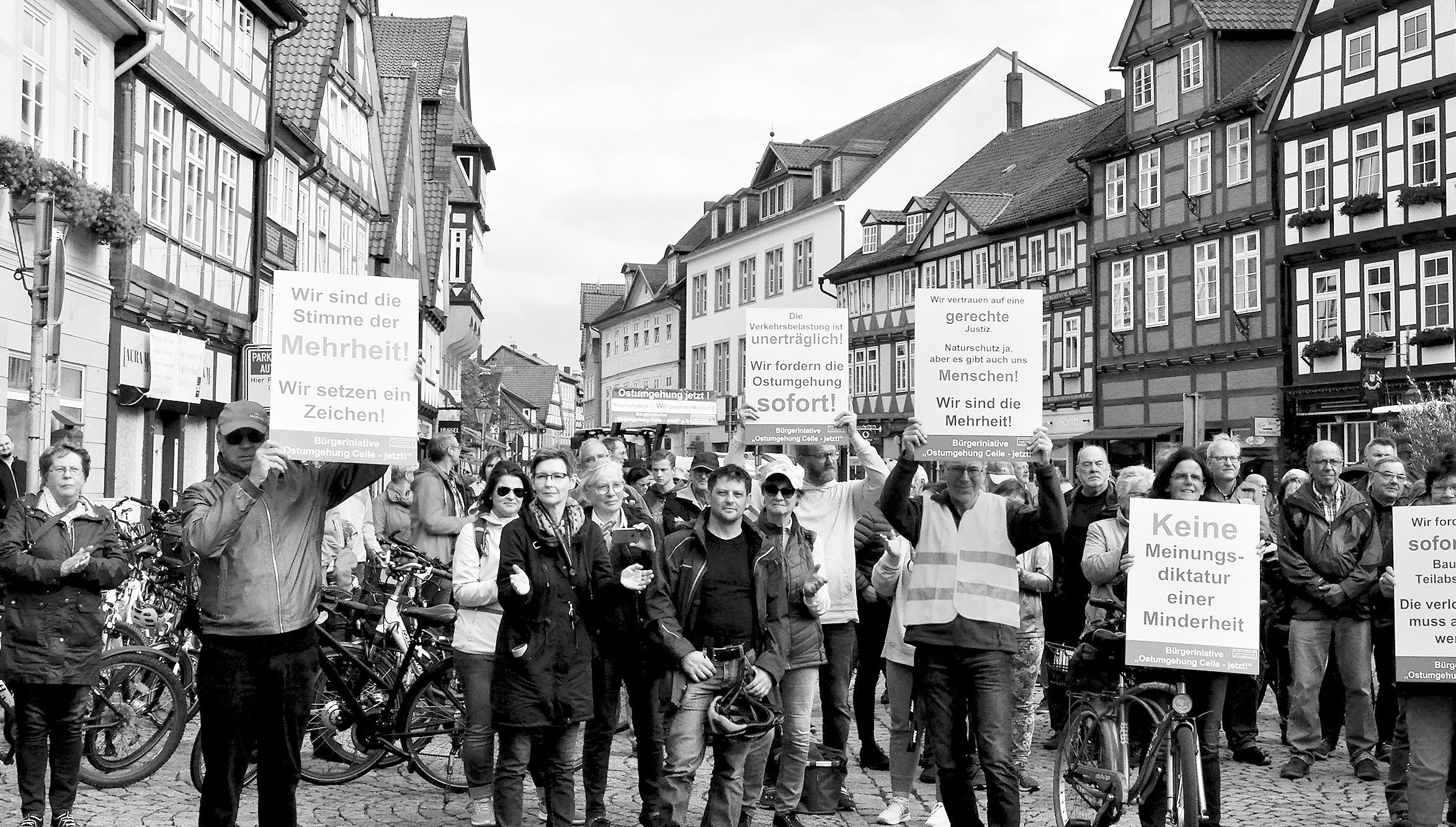 Über 450 Protestler trafen sich auf dem Großen Plan in Celle. Foto: privat Über 450 Protestler trafen sich auf dem Großen Plan in Celle. Foto: privat