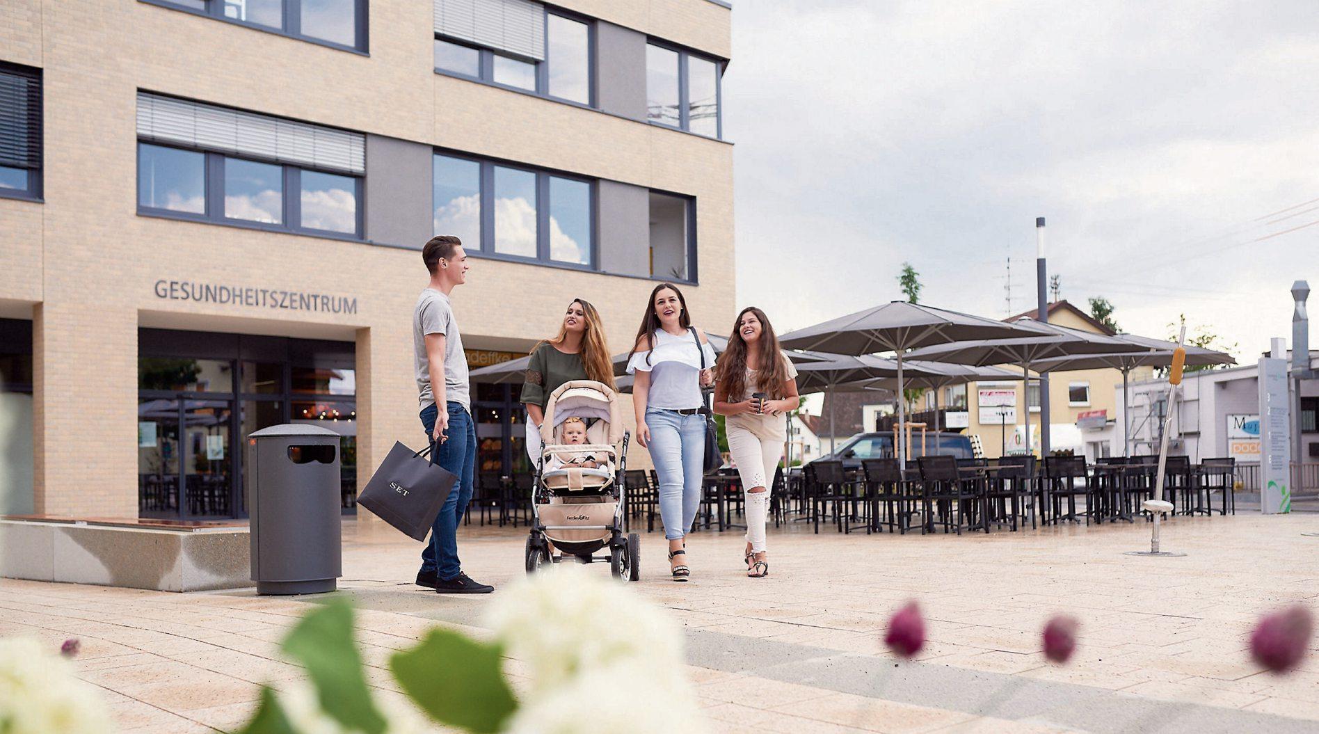 Am Sonntag ist was los in Mössingen. Die Stadtbücherei in der Tonnenhalle lädt zum Tag der offenen Tür und der Handels- und Gewerbeverein zum verkaufsoffenen Sonntag ein. Bild: Stadt Mössingen / Corinna Spitzbarth