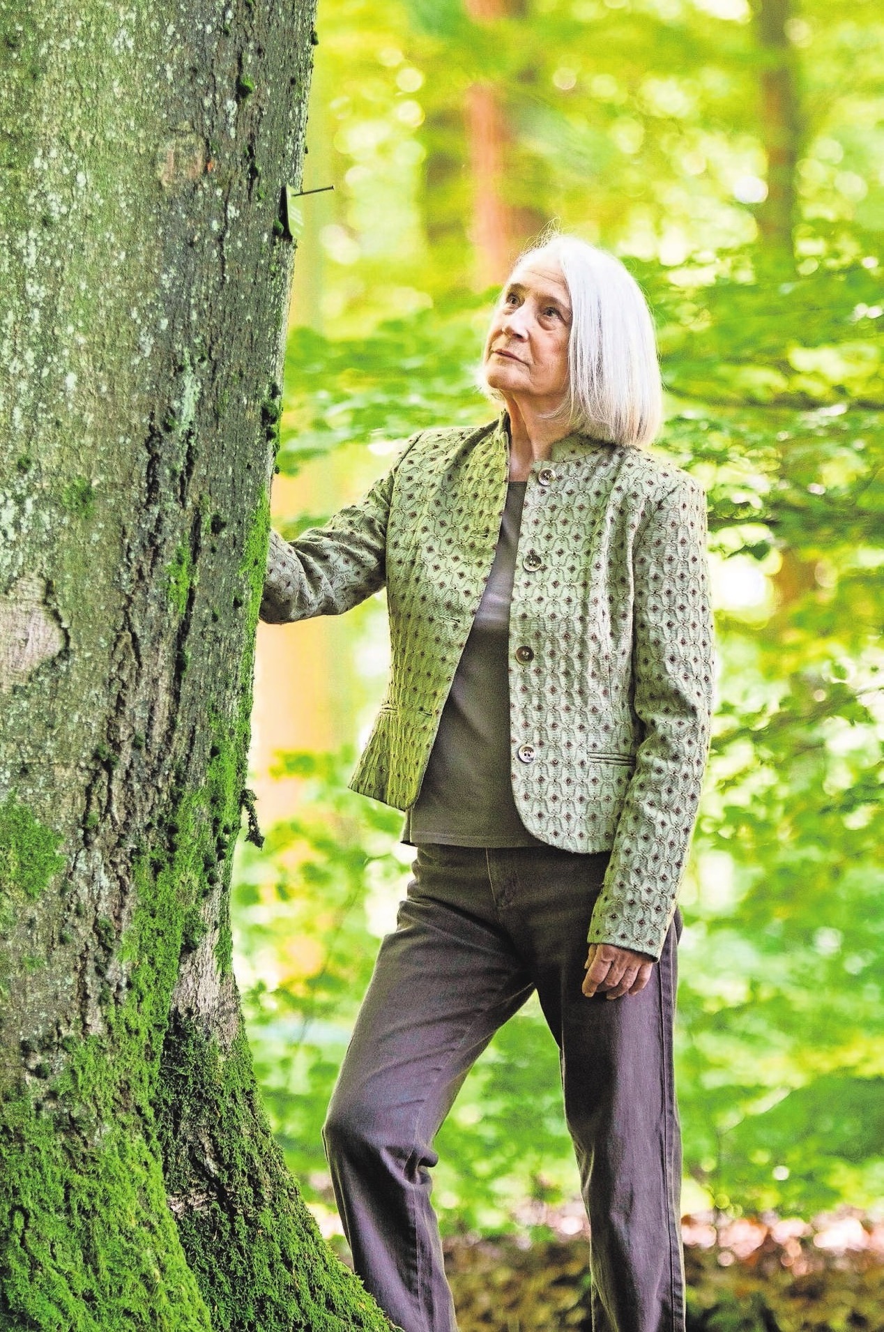Den Baum zu berühren, an dessen Wurzeln ein lieber Mensch bestattet ist, gehört zu den schönsten Trauerritualen in freier Natur. Foto: djd/FriedWald Den Baum zu berühren, an dessen Wurzeln ein lieber Mensch bestattet ist, gehört zu den schönsten Trauerritualen in freier Natur. Foto: djd/FriedWald
