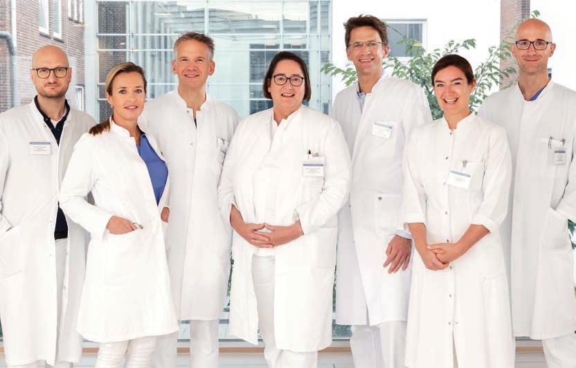 Die Oberärzte der chirurgischen Klinik (von links): Dr. Sendler, Dr. Alm, Dr. Greiwe, Dr. Emmermann, Prof. Dr. Egberts, Dr. Schwab, Dr. Korr. Nicht auf dem Foto: Dr. Kschowak und Dr. Wiedau