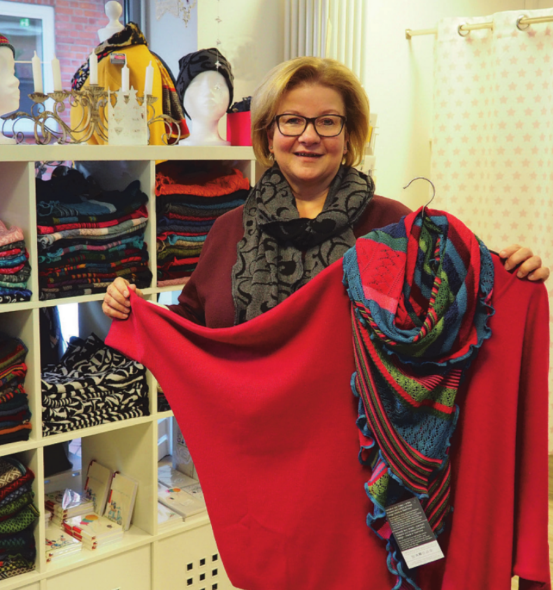 Farbenfrohe Strickware – Inhaberin Kirsten Timm hat ein gutes Händchen für besondere Mode Foto: cs