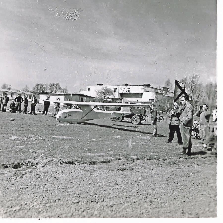Rundes Bild: Zivile Nachnutzung als Segelflugplatz im Nordwesten des Industriegebiets, im Hintergrund das Filmatelier. Bis dato unveröffentlichte Aufnahme aus dem Jahr 1953. FOTO: ARCHIV FILMBÜRO GÖTTINGEN / REPRO: KLAWUNN Rundes Bild: Zivile Nachnutzung als Segelflugplatz im Nordwesten des Industriegebiets, im Hintergrund das Filmatelier. Bis dato unveröffentlichte Aufnahme aus dem Jahr 1953. FOTO: ARCHIV FILMBÜRO GÖTTINGEN / REPRO: KLAWUNN