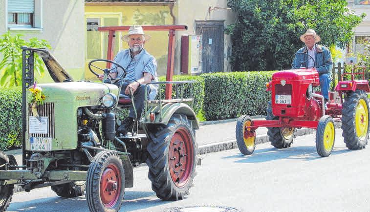 Historische Traktoren fahren durch den Ort. Historische Traktoren fahren durch den Ort.