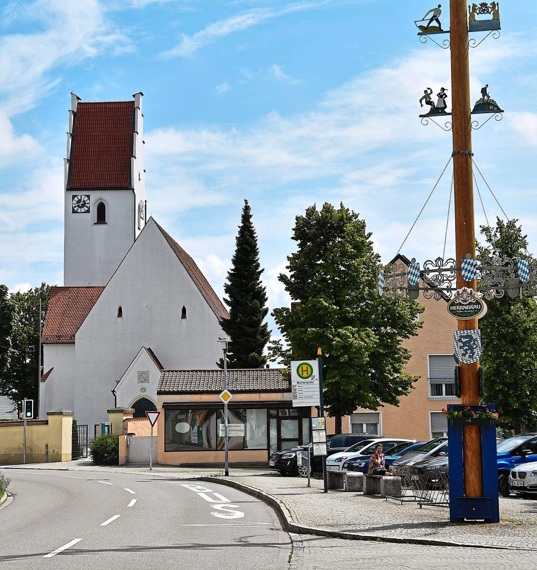 Die Marienkirche in Feldkirchen stammt aus dem späten 14. Jahrhundert. Erbaut wurde sie im Stil der Gotik. Die Kapelle auf der Nordseite wird auf das 15. Jahrhundert datiert. Fotos: Bartenschlager Die Marienkirche in Feldkirchen stammt aus dem späten 14. Jahrhundert. Erbaut wurde sie im Stil der Gotik. Die Kapelle auf der Nordseite wird auf das 15. Jahrhundert datiert. Fotos: Bartenschlager