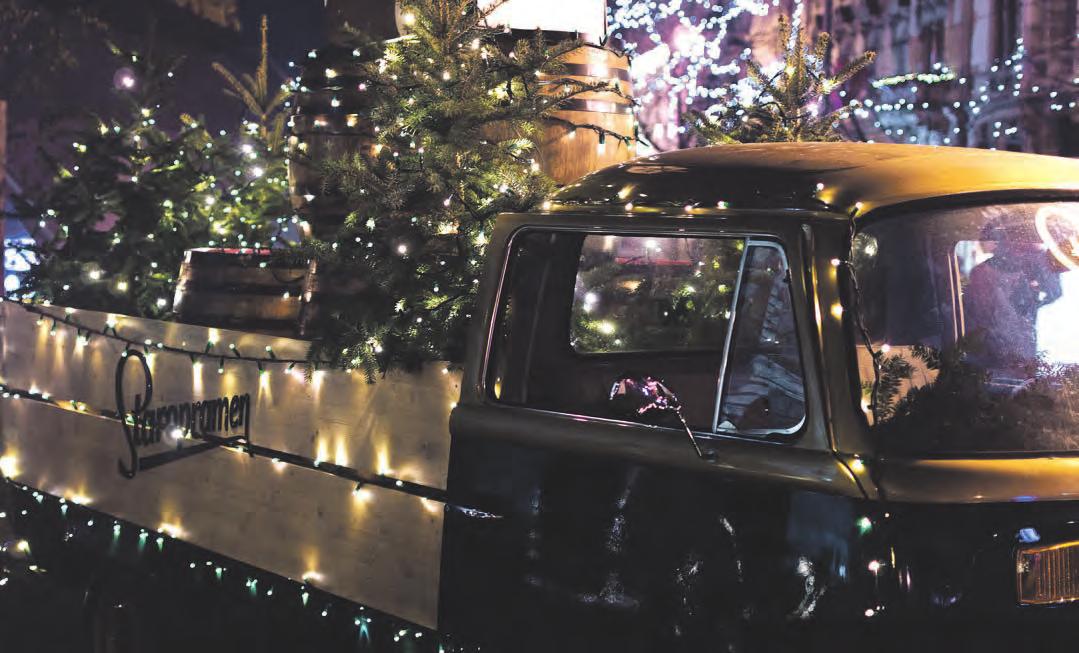 Blinkende Lichterketten rund ums Fahrzeug, ein leuchtender Weihnachtsmann an der Windschutzscheibe – manche Autofahrer stimmen sich mit bunter Weihnachts-Deko aufs Fest ein. Allerdings: Nicht alles, was gefällt, ist auch erlaubt Foto: Dekra 