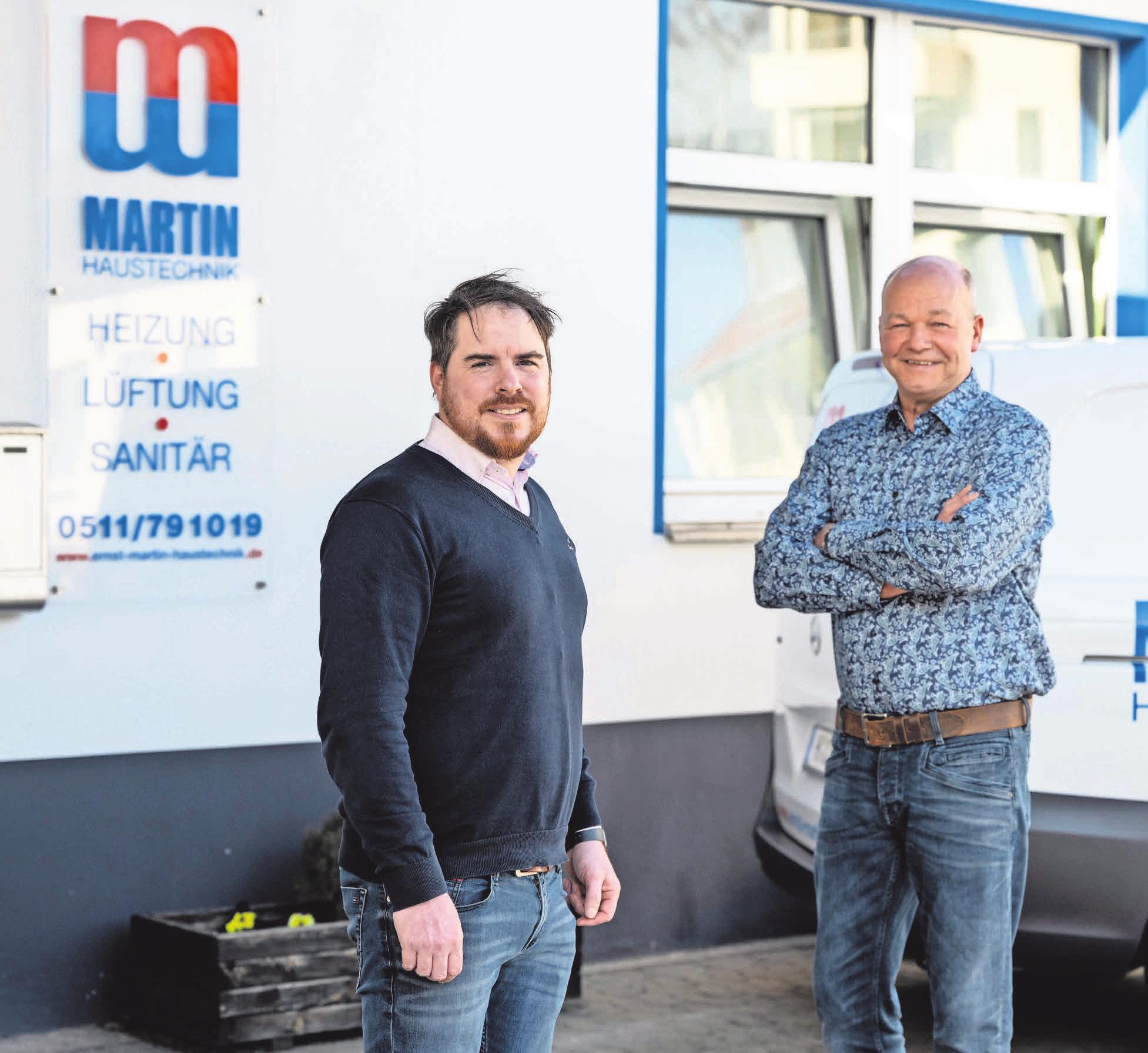 Geschäftsführer Jan-Martin Elsholz und Heizungsbaumeister Clemens Pauer führen das Unternehmen nach 50 Jahren erfolgreich in die Zukunft. Geschäftsführer Jan-Martin Elsholz und Heizungsbaumeister Clemens Pauer führen das Unternehmen nach 50 Jahren erfolgreich in die Zukunft.
