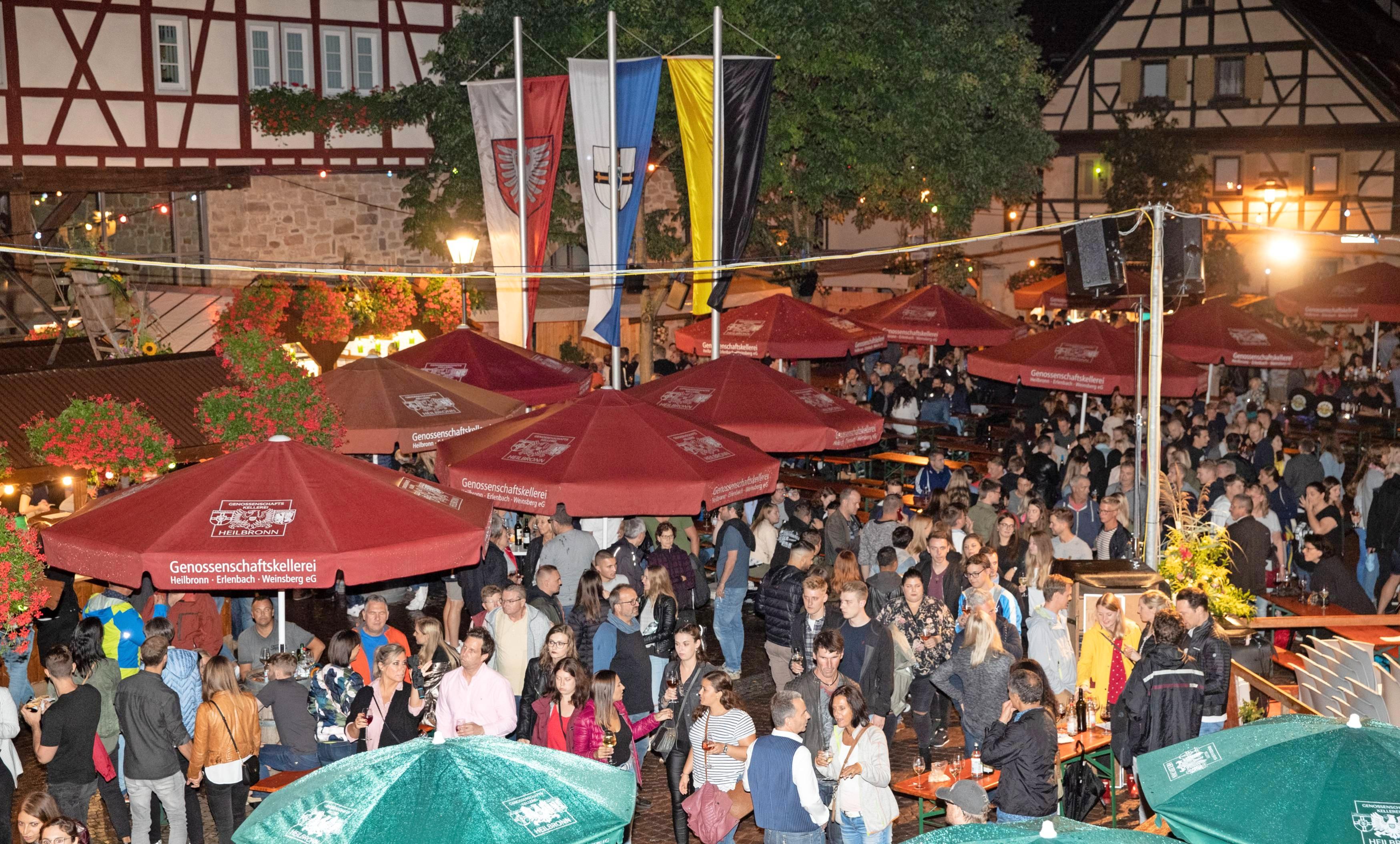 Auch das Original Erlenbacher Weinfest fällt der Corona-Pandemie zum Opfer. Feiern unterm Kayberg sieht in diesem Jahr anders aus: Es findet daheim auf Balkon und Terrasse statt. Dafür gibt es extra zusammengestellte Weinfestpakete. Foto: Archiv/Veigel Auch das Original Erlenbacher Weinfest fällt der Corona-Pandemie zum Opfer. Feiern unterm Kayberg sieht in diesem Jahr anders aus: Es findet daheim auf Balkon und Terrasse statt. Dafür gibt es extra zusammengestellte Weinfestpakete. Foto: Archiv/Veigel