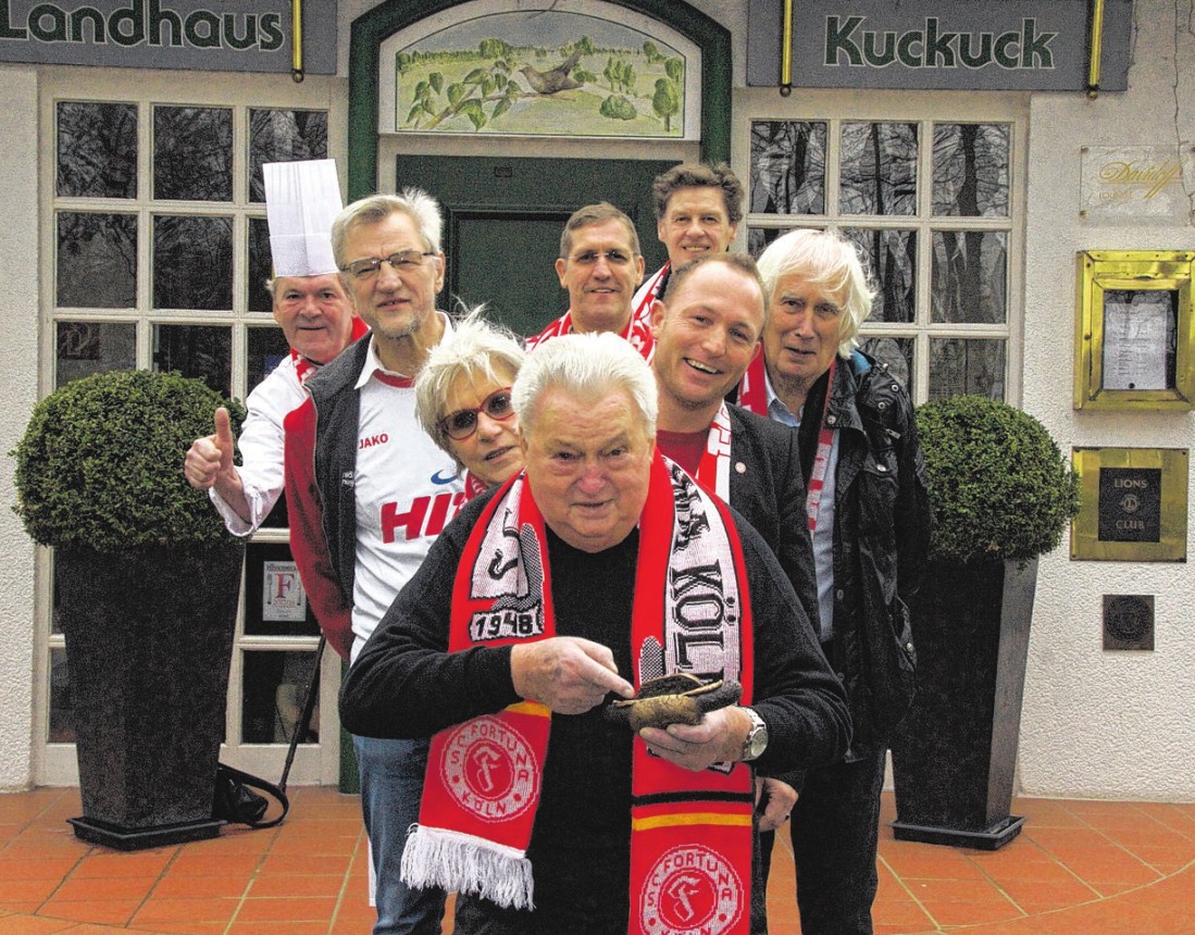 Hein Wimmer (M.) wurde die dritte Bronzene Stadionwurst im Landhaus Kuckuck verliehen. Foto: Offizier Hein Wimmer (M.) wurde die dritte Bronzene Stadionwurst im Landhaus Kuckuck verliehen. Foto: Offizier
