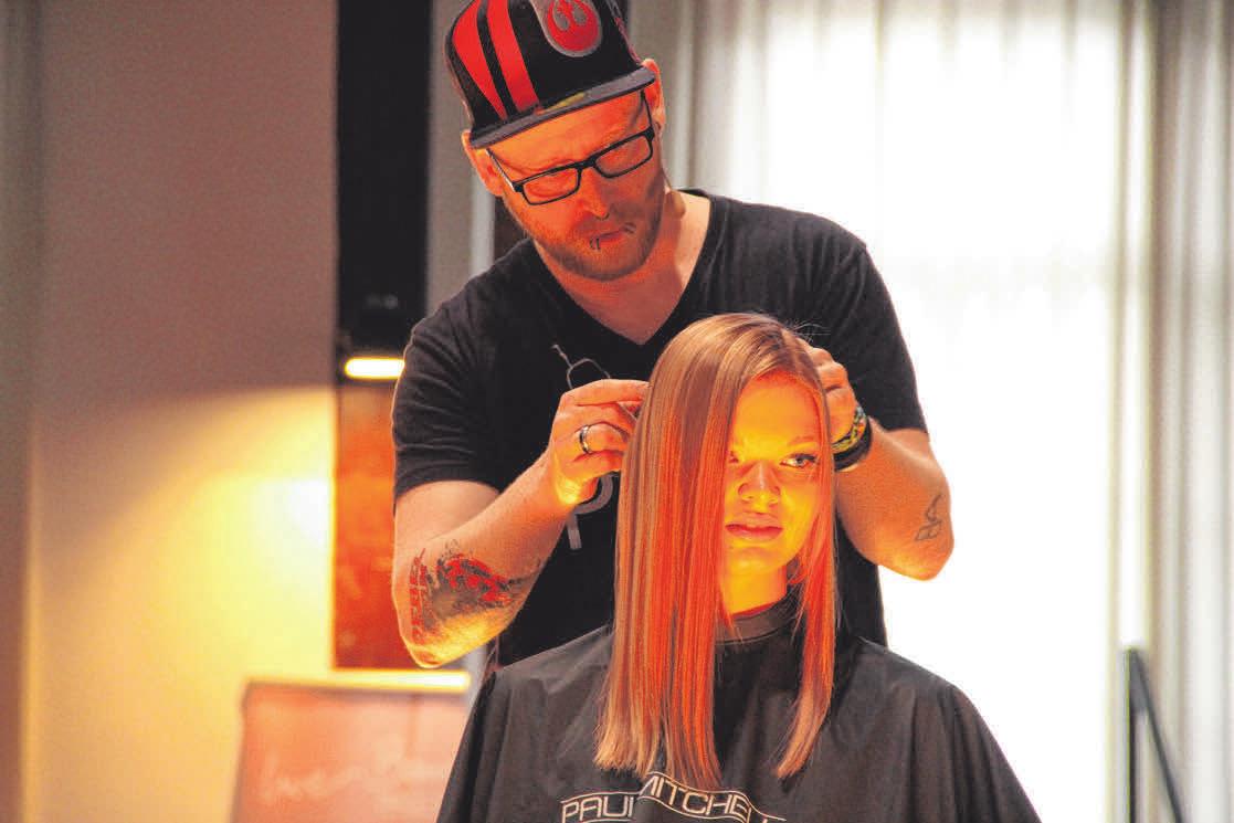 Besondere Schnitttechniken und Farben kreieren den Look. Besondere Schnitttechniken und Farben kreieren den Look.