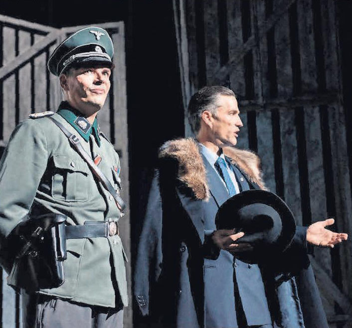 Mit Armin Riahi (links), der überaus eindringlich den Lagerkommandanten Amon Göth spielt, und Stefan Bockelmann, der Oskar Schindler verkörpert, hat Florian Battermann zwei Rollen ideal besetzt. Fotos: Imagemoove Mit Armin Riahi (links), der überaus eindringlich den Lagerkommandanten Amon Göth spielt, und Stefan Bockelmann, der Oskar Schindler verkörpert, hat Florian Battermann zwei Rollen ideal besetzt. Fotos: Imagemoove