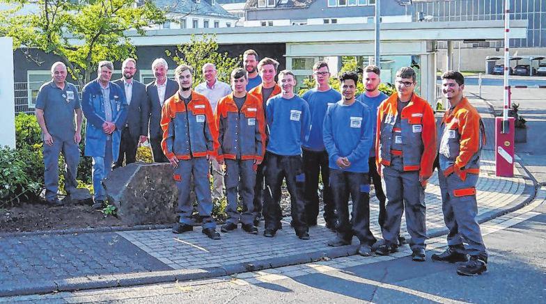 Anfang des Monats erst starteten neun Jugendliche in ihre Ausbildung im Unternehmen, hier sind sie mit ihren Ausbildern und der Geschäftsführung zu sehen. Anfang des Monats erst starteten neun Jugendliche in ihre Ausbildung im Unternehmen, hier sind sie mit ihren Ausbildern und der Geschäftsführung zu sehen.