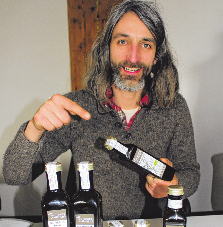 Jörg Altmann vom Hof Hoher Schönberg mit pflanzlichen Rohkost-Ölen vom Bio-Bauernhof. Jörg Altmann vom Hof Hoher Schönberg mit pflanzlichen Rohkost-Ölen vom Bio-Bauernhof.