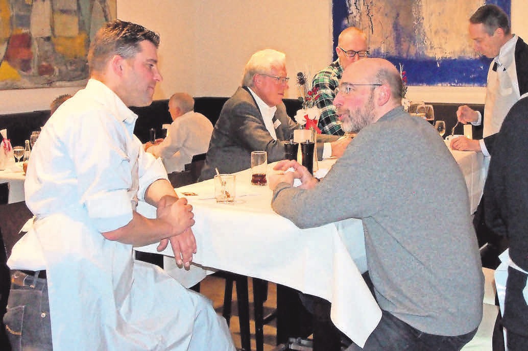 Intensive Gespräche gab es am Rand der Backaktion. Intensive Gespräche gab es am Rand der Backaktion.