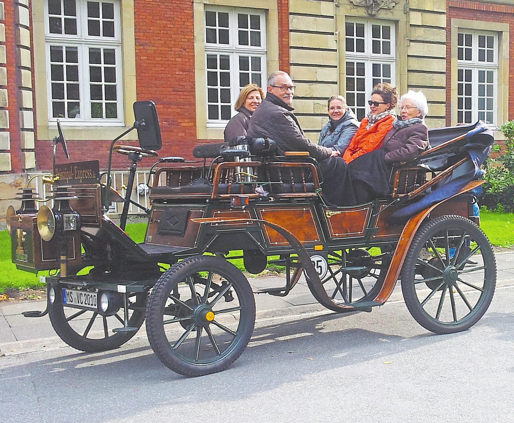 Alle einsteigen: Der Prinzipal-Express chauffiert die Moonlight-Shopper am Freitag von Geschäfts zu Geschäft. Foto: Prinzipal-Express.de Alle einsteigen: Der Prinzipal-Express chauffiert die Moonlight-Shopper am Freitag von Geschäfts zu Geschäft. Foto: Prinzipal-Express.de