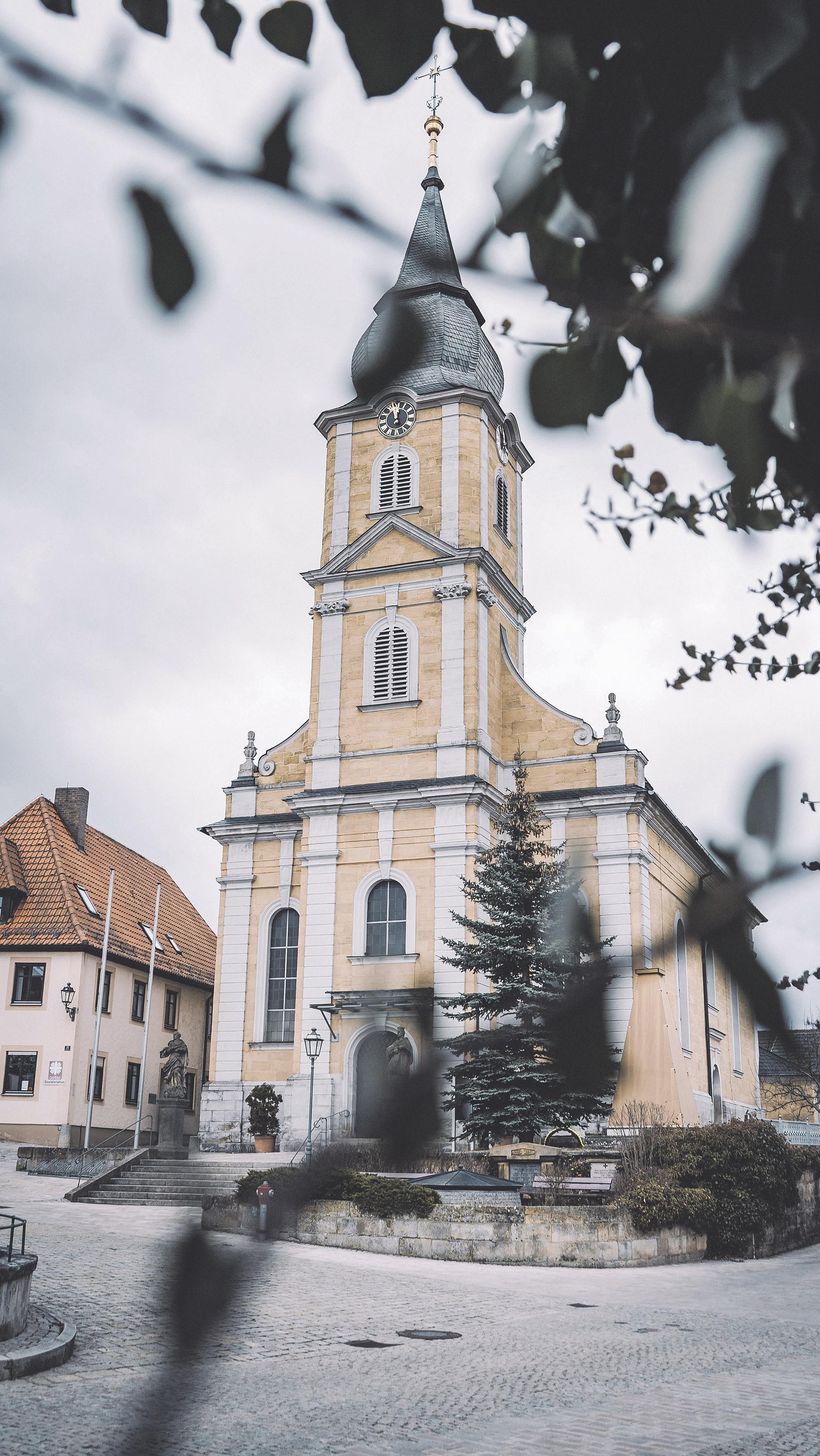 Die katholische Pfarrkirche „St. Heinrich und Kunigunde“ zeigt sich als klassizistische Saalkirche mit eingezogenem Chor und Einturmfassade. Foto: Pia Nowak Die katholische Pfarrkirche „St. Heinrich und Kunigunde“ zeigt sich als klassizistische Saalkirche mit eingezogenem Chor und Einturmfassade. Foto: Pia Nowak