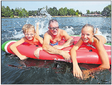 Unbeschwert: in sauberem und von Rettungsschwimmern überwachtem Gewässer planschen. FOTO: THOMASWARNACK/DPA Unbeschwert: in sauberem und von Rettungsschwimmern überwachtem Gewässer planschen. FOTO: THOMASWARNACK/DPA