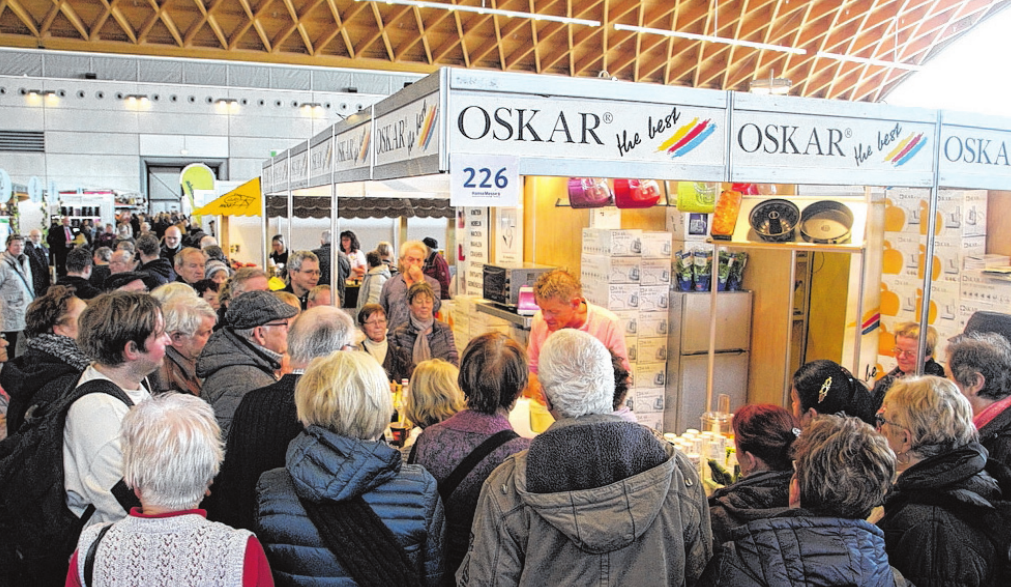 Besucher auf der OstseeMesse sind sehr an den Angeboten der Aussteller und deren Präsentationen interessiert. Besucher auf der OstseeMesse sind sehr an den Angeboten der Aussteller und deren Präsentationen interessiert.