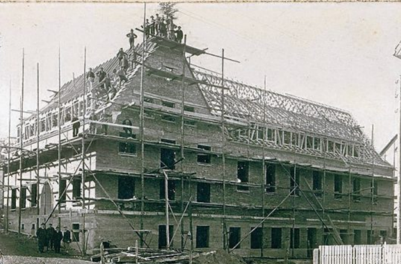 Beim Richtfest des Gemeindehauses Salzstetten in den 1930er-Jahren. Beim Richtfest des Gemeindehauses Salzstetten in den 1930er-Jahren.